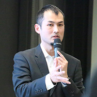 川田 寿英 氏